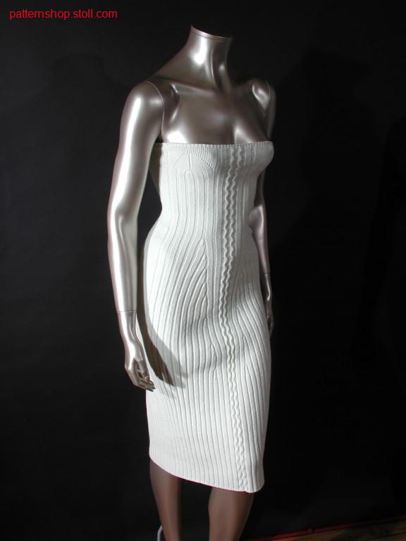Strapless dress with cables and ribs / Schulterfreies Kleid mit Zopf und Rippstruktur