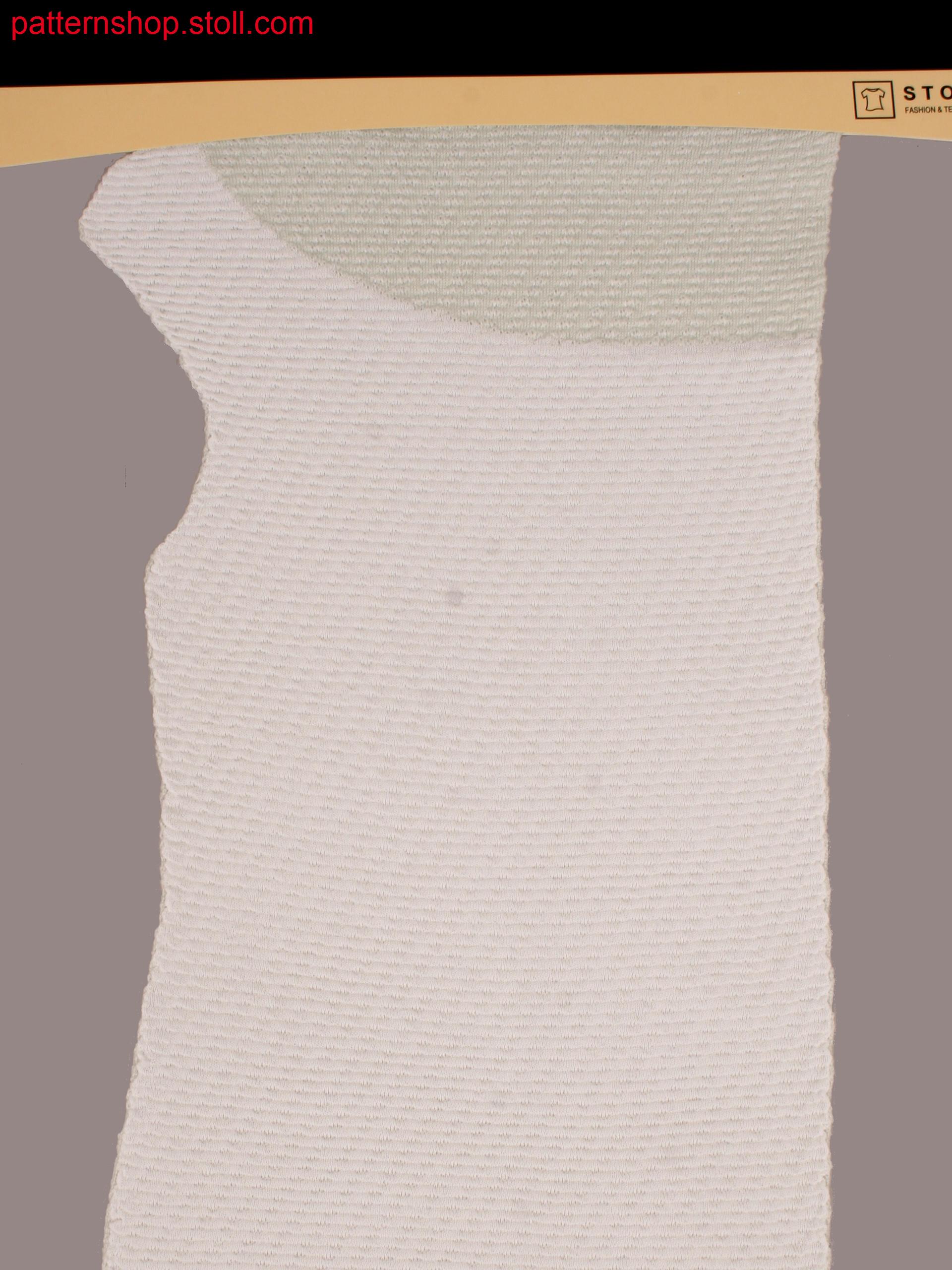 Front part with 2-colour tubular fabric in wave structure