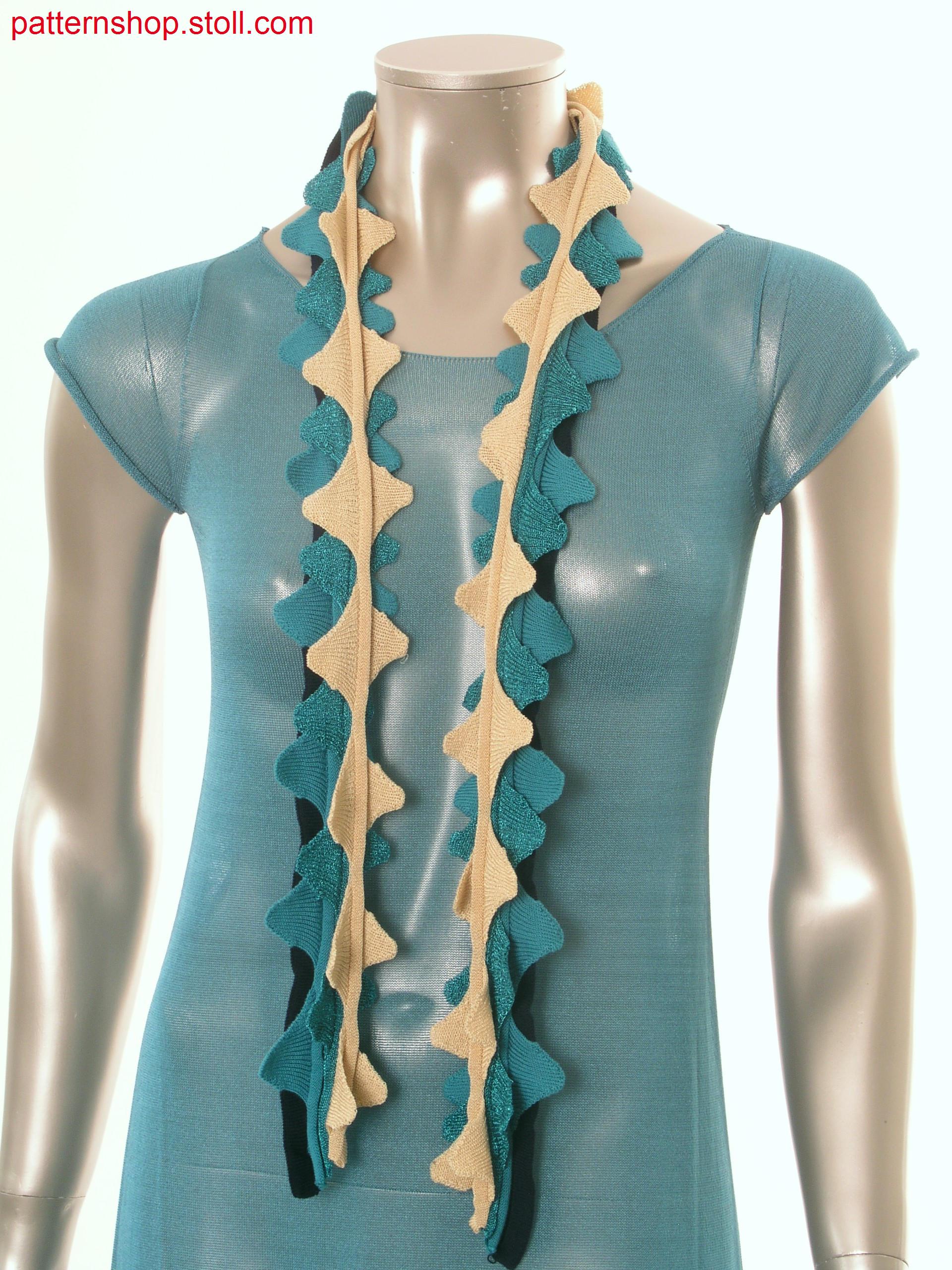 Scarf with triangle applications in gore technique / Schalmit Dreieck-Applikationen in Spickeltechnik