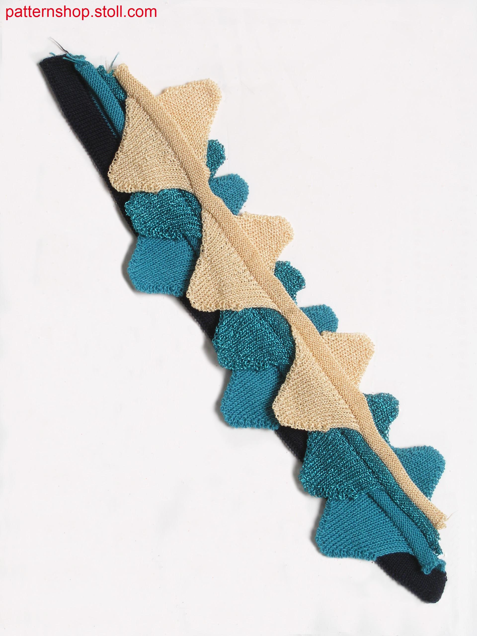 Swatch with triangle applications in gore technique / Musterausschnitt mit Dreieck-Applikationen in Spickeltechnik